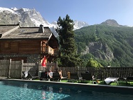 La montagne vue de l'hôtel. Le Rateau est la barre rocheuse qu'on voit au loin derrière le sapin.