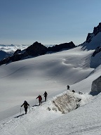On navigue entre les crevasses sur le glacier de la Girose